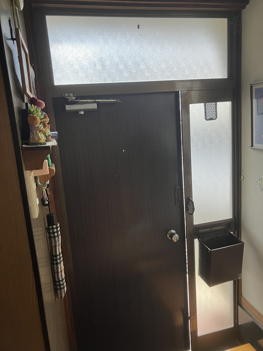 NCCトーヨー住器 諏訪店の壁は壊さずそのままたったの一日でおうちの玄関が大変身！！断熱性も一気に向上！の施工前の写真2