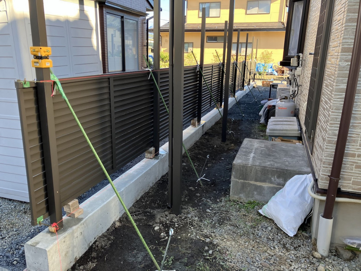 NCCトーヨー住器 諏訪店の【施工事例】プライバシーを守る！高さ2m越えの目隠しフェンスの施工前の写真2