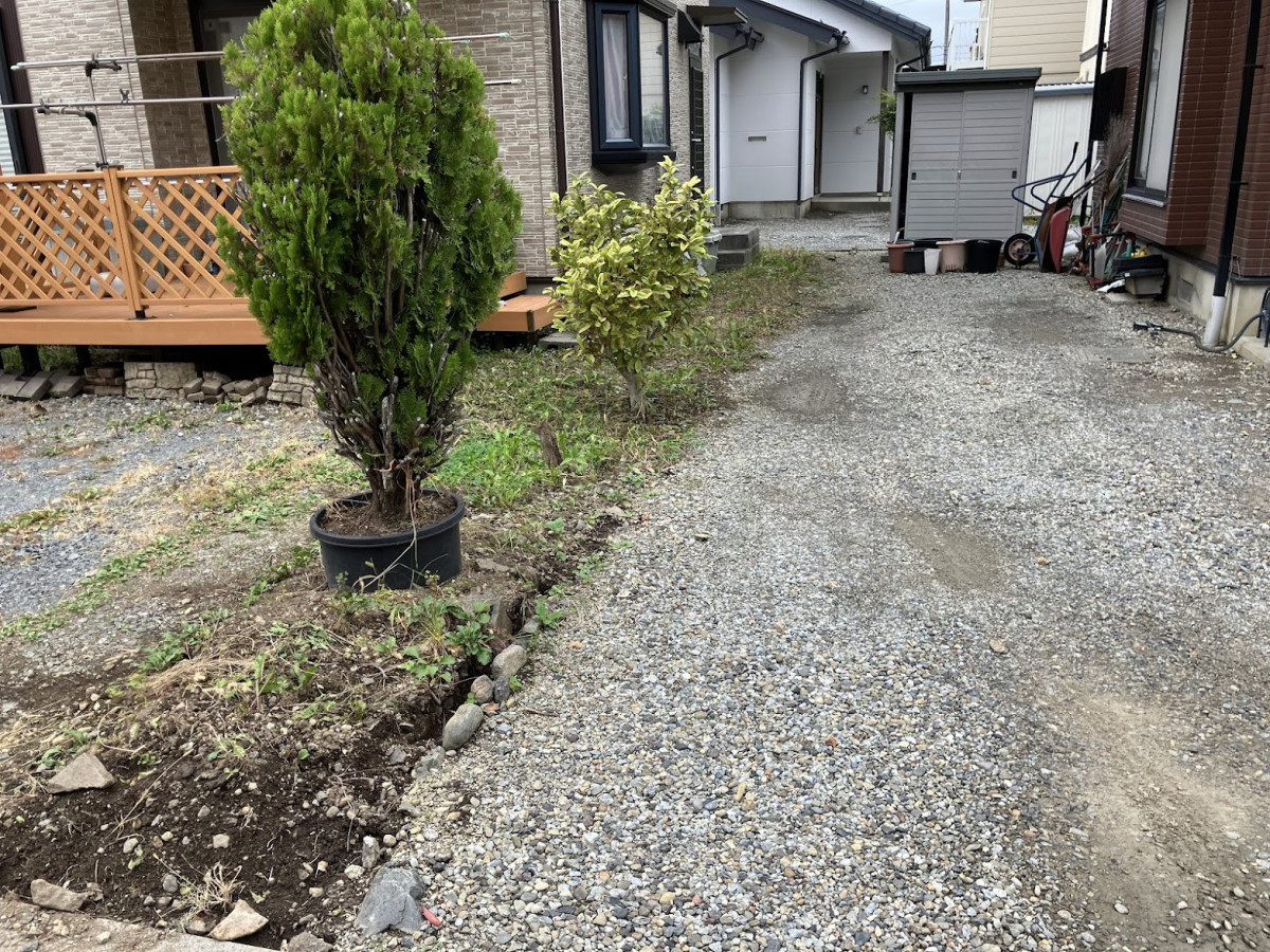 NCCトーヨー住器 諏訪店の【施工事例】プライバシーを守る！高さ2m越えの目隠しフェンスの施工前の写真3