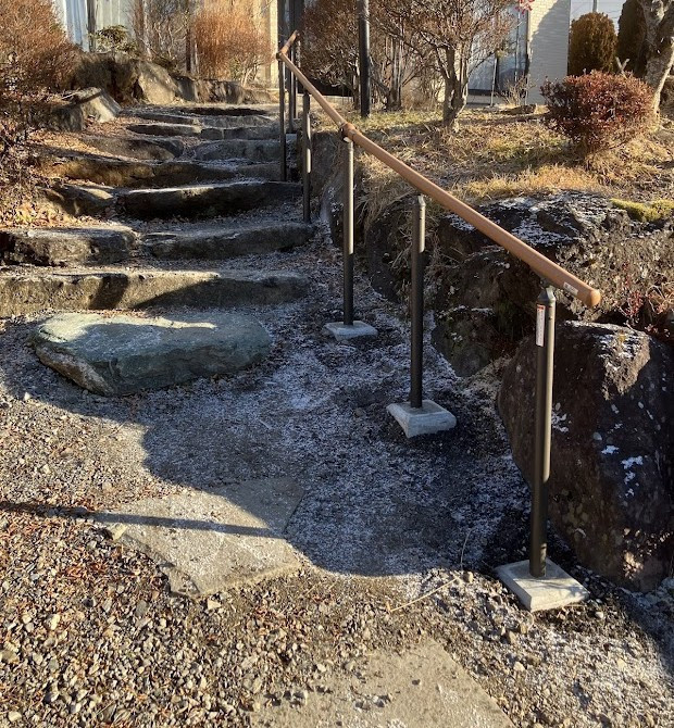 NCCトーヨー住器 諏訪店の外階段に手すりを後付けしました【施工事例】の施工後の写真1