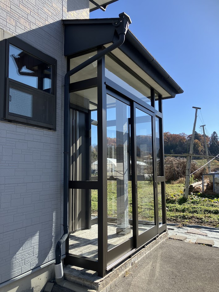 NCCトーヨー住器 諏訪店の玄関の雪・寒さ対策に！LIXIL『ツインガードⅢ』で冬も快適なエントランスへの施工後の写真1