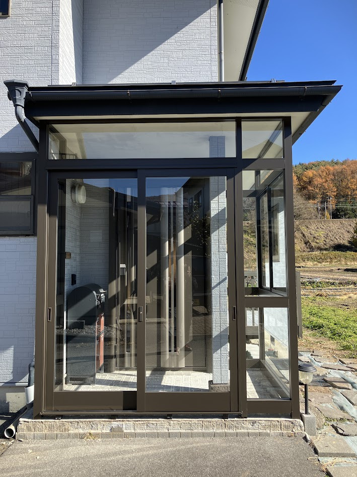 NCCトーヨー住器 諏訪店の玄関の雪・寒さ対策に！LIXIL『ツインガードⅢ』で冬も快適なエントランスへの施工後の写真2