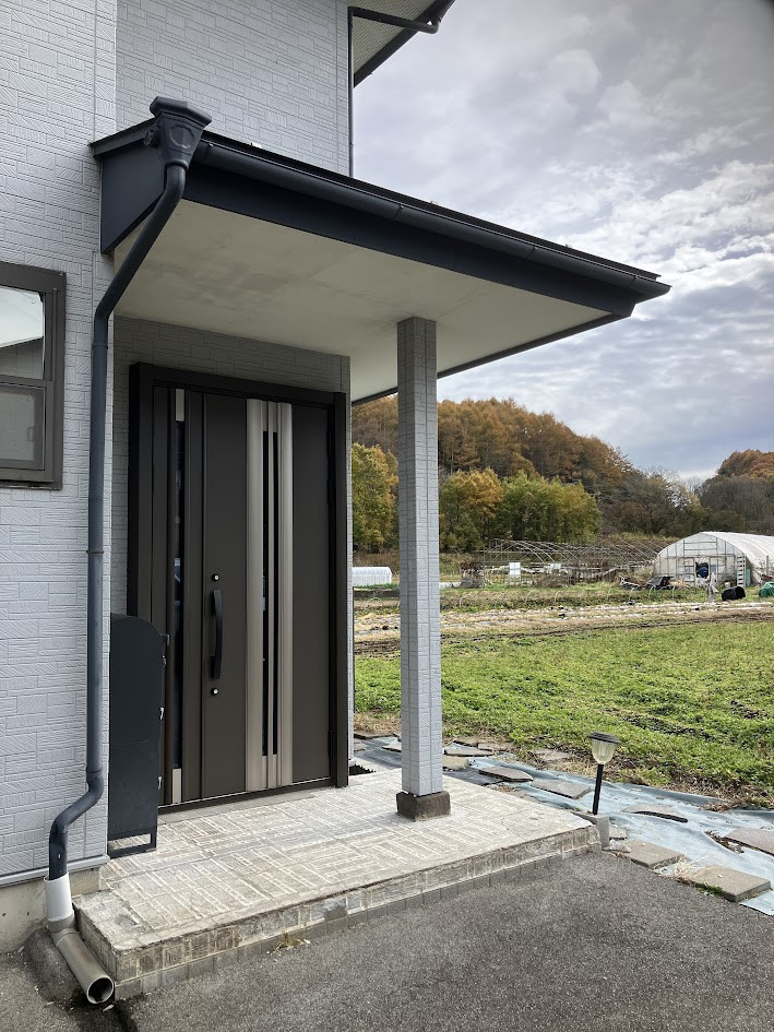 NCCトーヨー住器 諏訪店の玄関の雪・寒さ対策に！LIXIL『ツインガードⅢ』で冬も快適なエントランスへの施工前の写真1