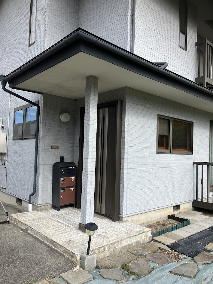 NCCトーヨー住器 諏訪店の玄関の雪・寒さ対策に！LIXIL『ツインガードⅢ』で冬も快適なエントランスへの施工前の写真2