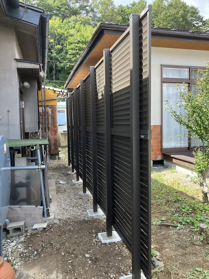 NCCトーヨー住器 諏訪店のもう視線が気にならない！多段フェンスで叶える『完全プライベート』な庭づくりの施工後の写真2