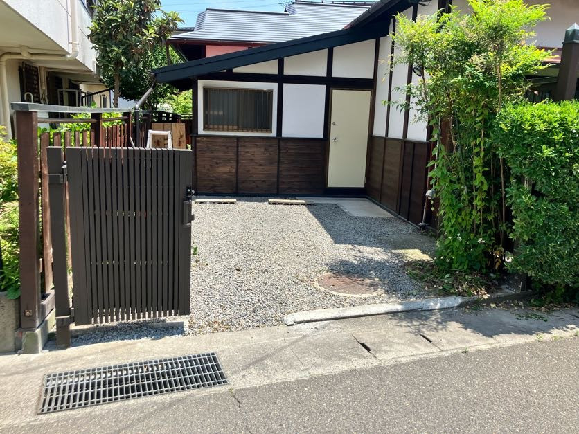 NCCトーヨー住器 諏訪店の狭いスペースもスマートに！LIXILの伸縮門扉で叶える安心・快適な車庫まわりの施工後の写真1