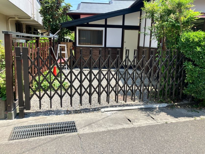 NCCトーヨー住器 諏訪店の狭いスペースもスマートに！LIXILの伸縮門扉で叶える安心・快適な車庫まわりの施工後の写真2