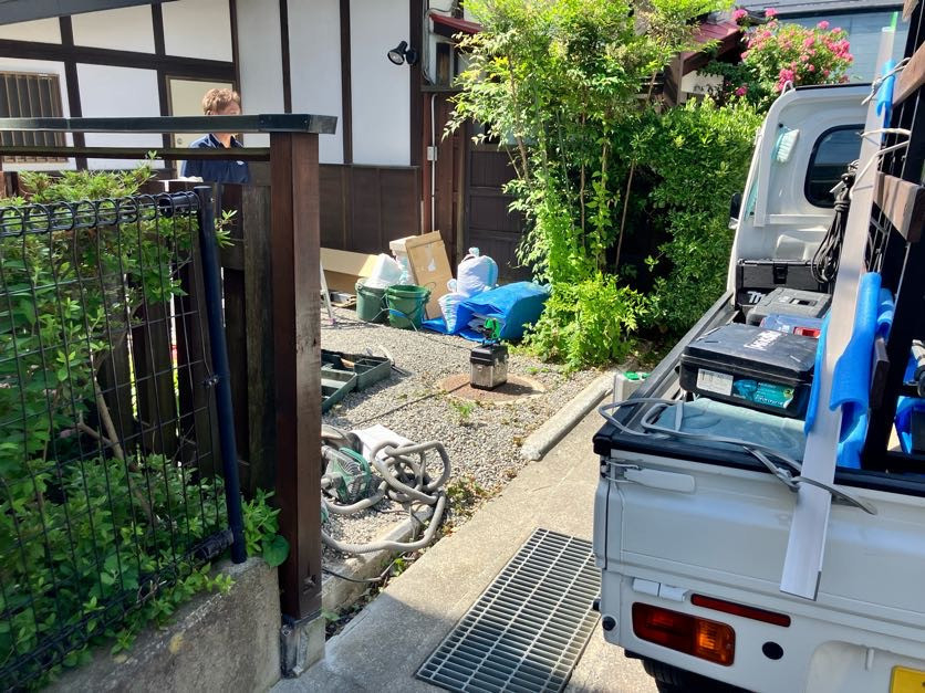 NCCトーヨー住器 諏訪店の狭いスペースもスマートに！LIXILの伸縮門扉で叶える安心・快適な車庫まわりの施工前の写真1
