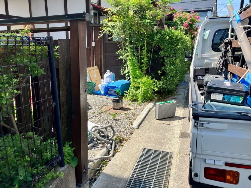 NCCトーヨー住器 諏訪店の狭いスペースもスマートに！LIXILの伸縮門扉で叶える安心・快適な車庫まわりの施工前の写真2