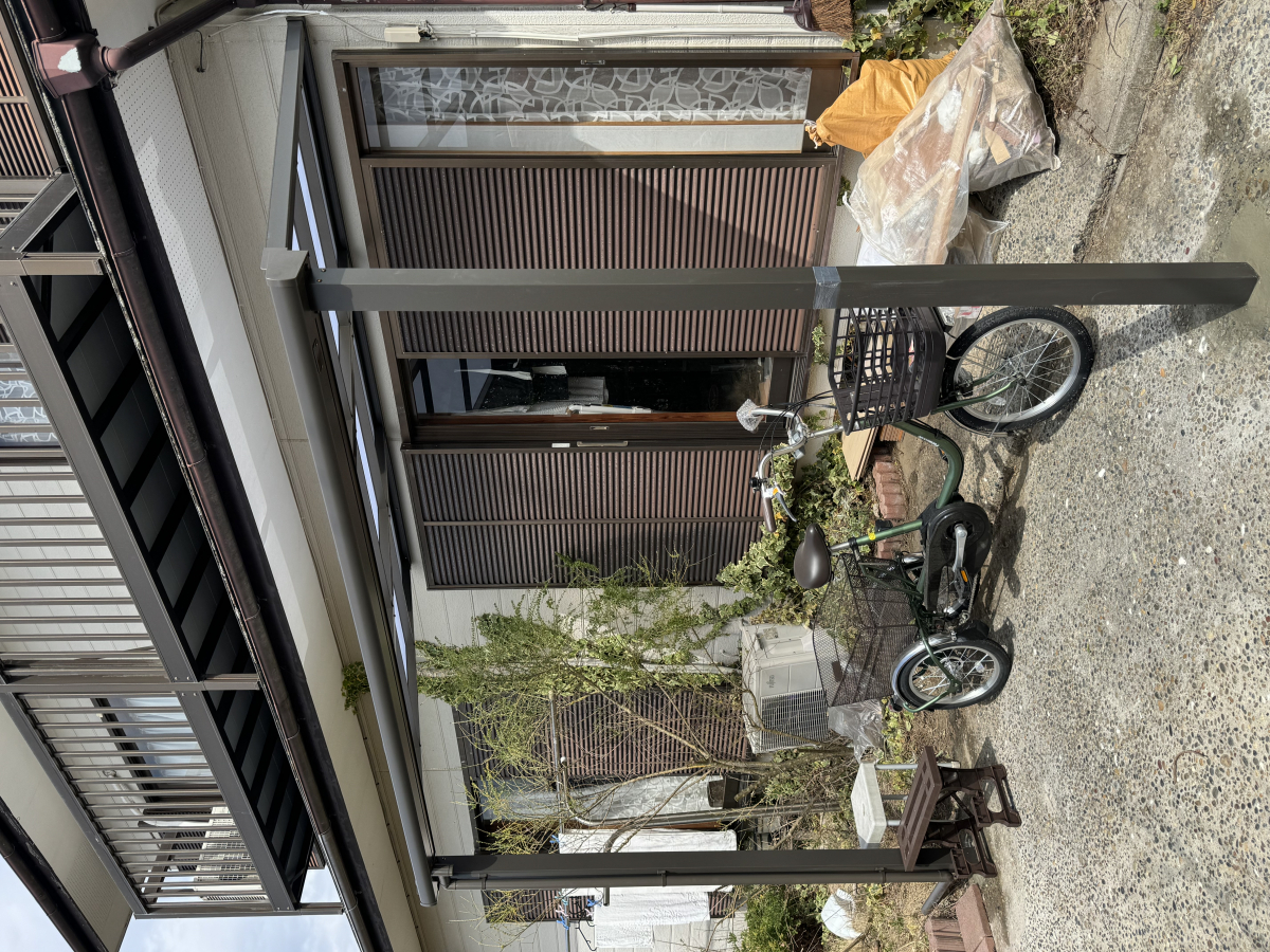 窓屋 茂原店の自転車置き場の施工後の写真1