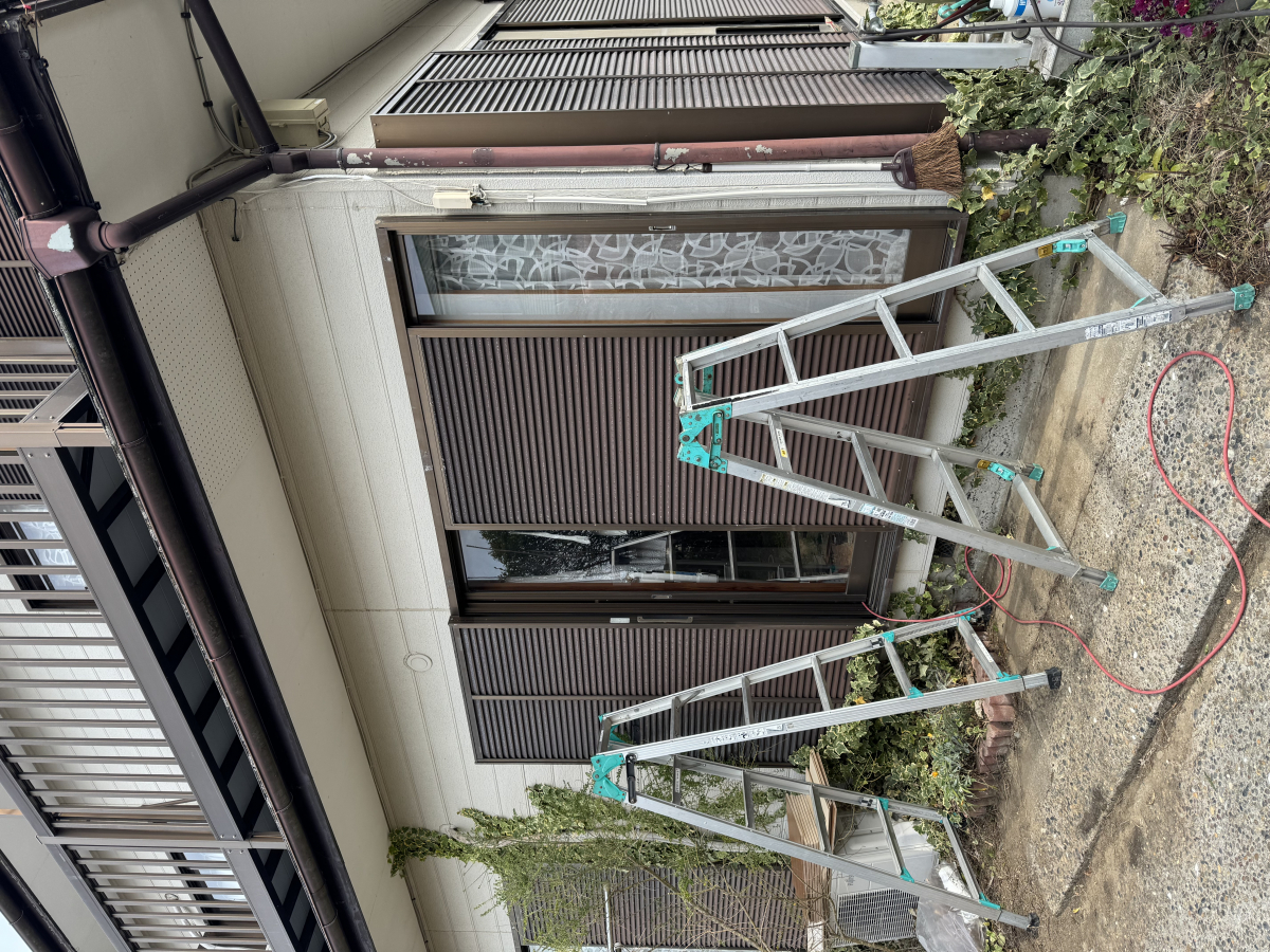 窓屋 茂原店の自転車置き場の施工前の写真1
