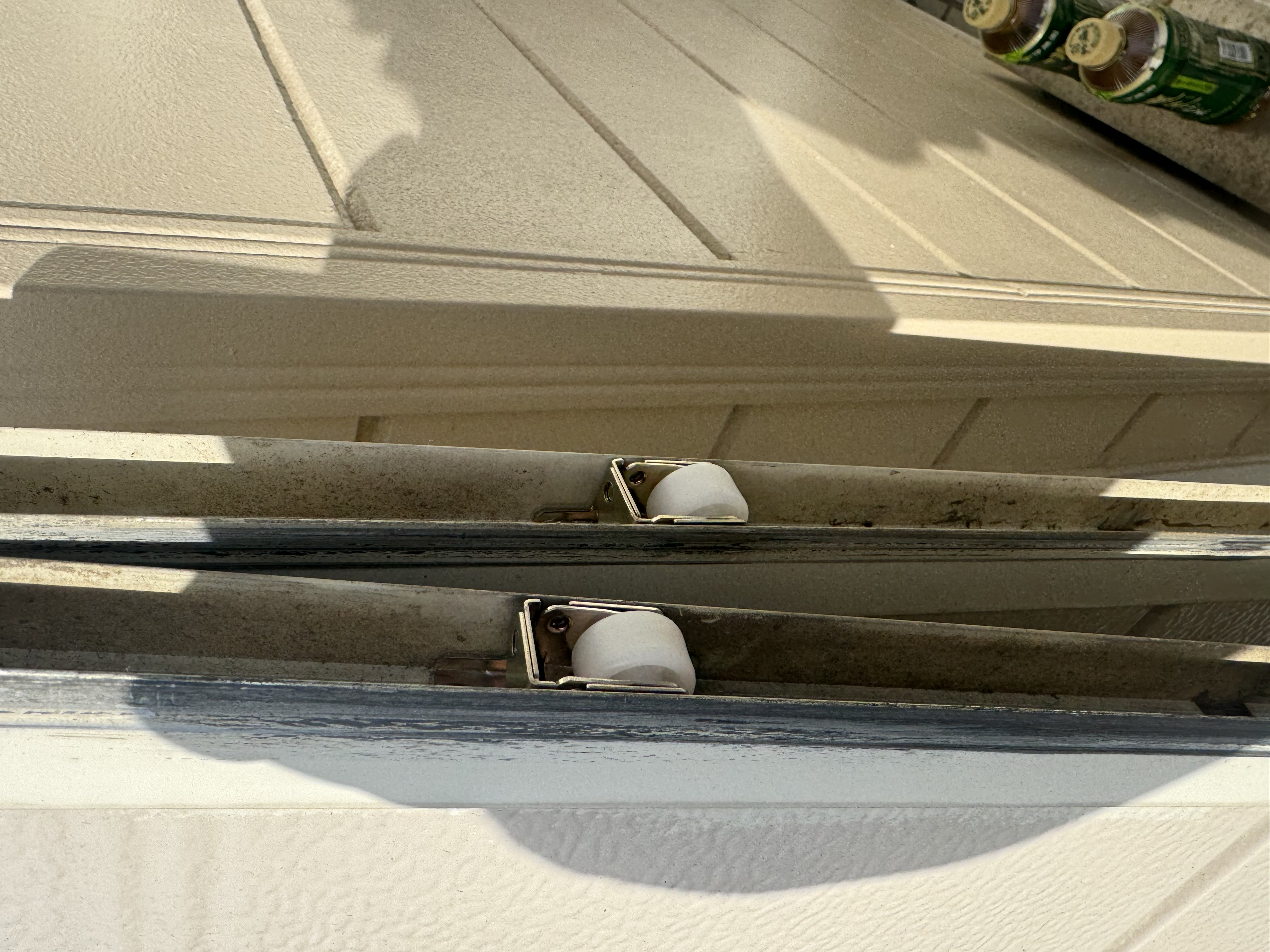 窓屋 茂原店の雨戸戸車交換の施工後の写真1