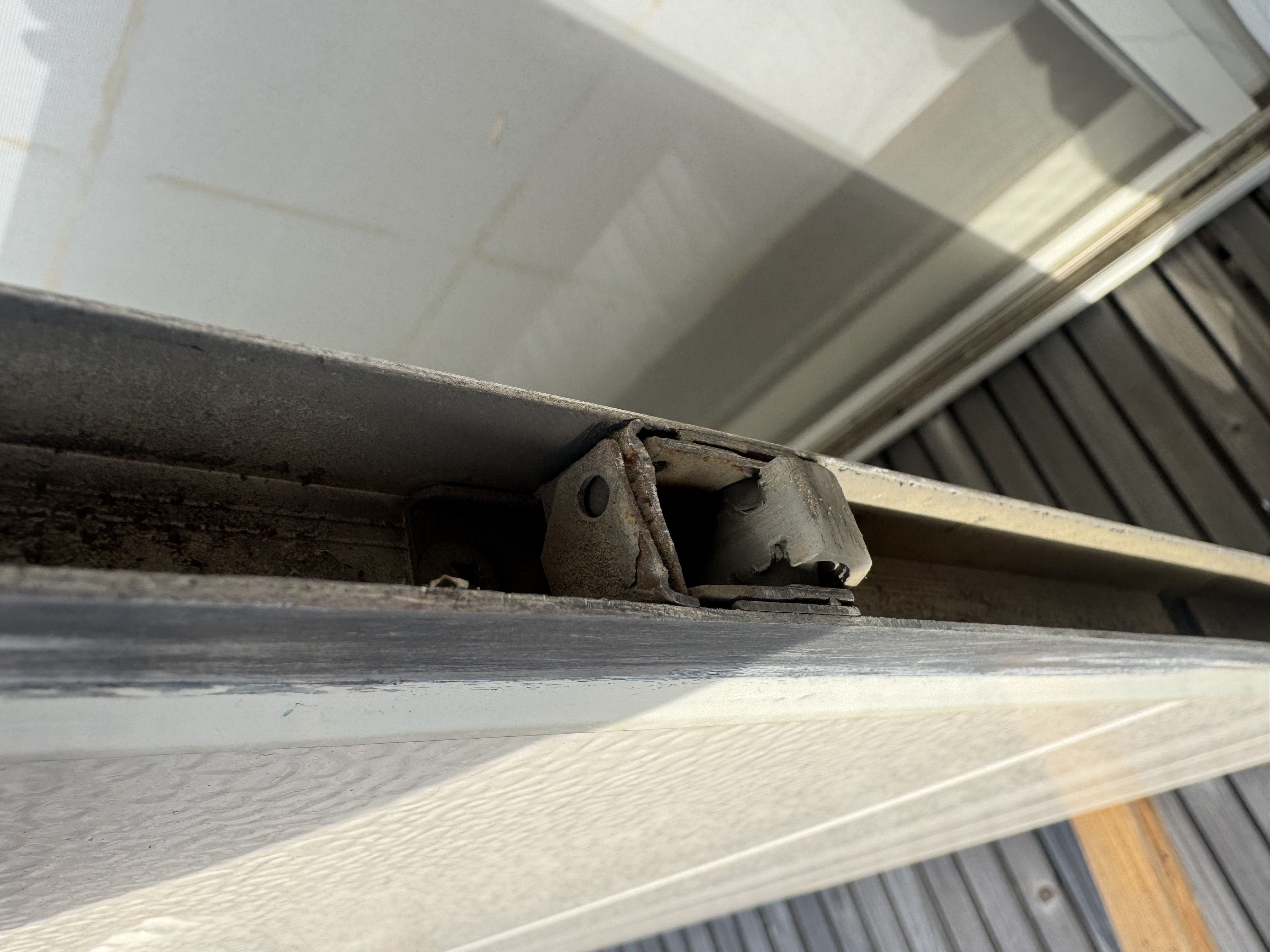 窓屋 茂原店の雨戸戸車交換の施工前の写真1