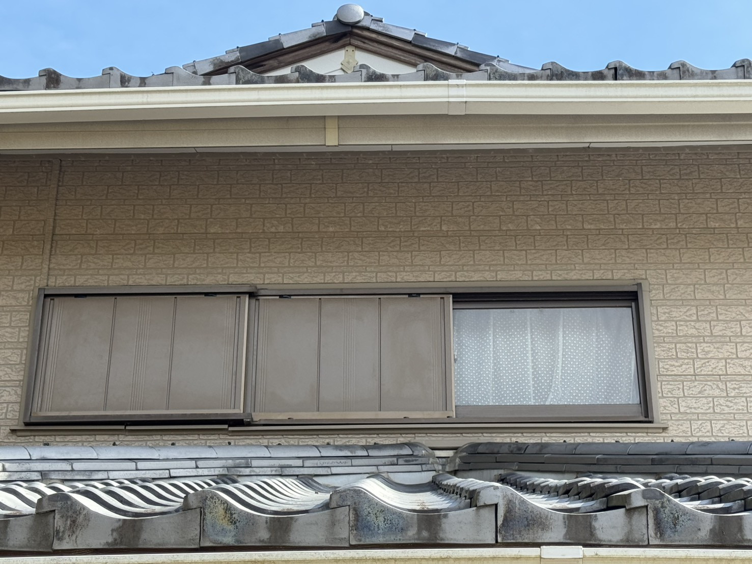 窓屋 茂原店の動きの悪い雨戸の交換の施工後の写真1