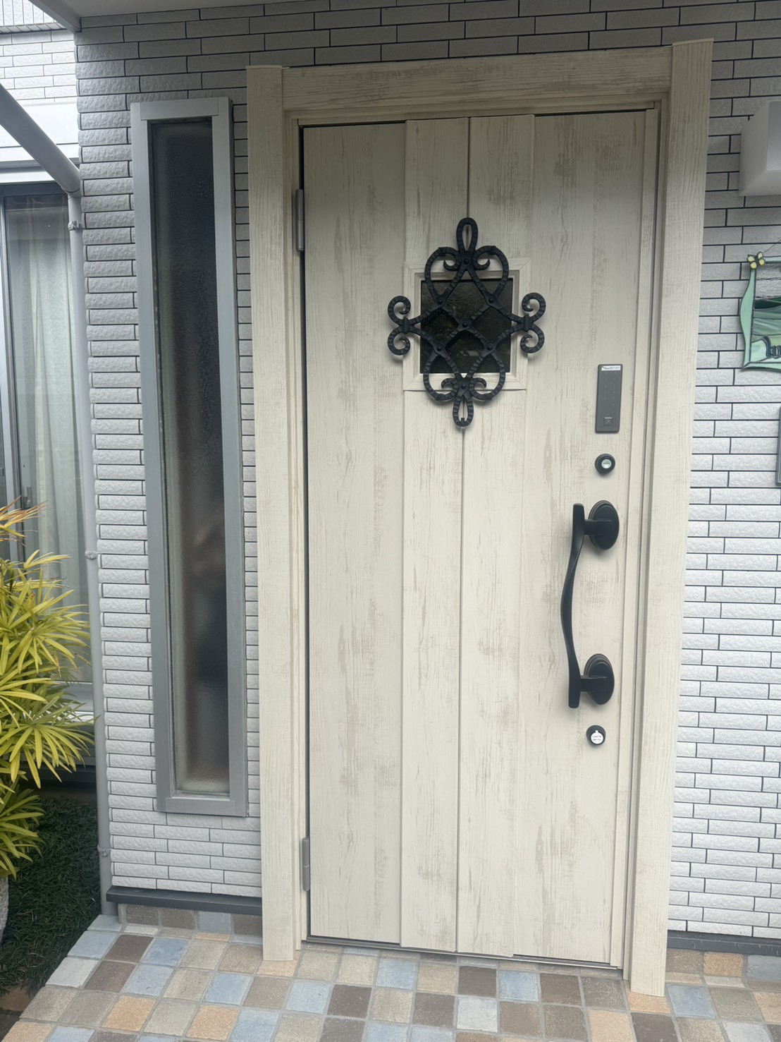 窓屋 茂原店の古い玄関の交換の施工後の写真1