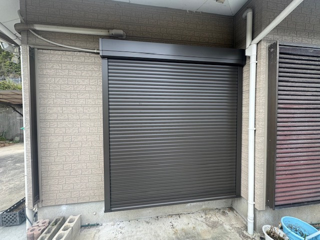 窓屋 茂原店の古い雨戸サッシをシャッターに交換の施工後の写真1