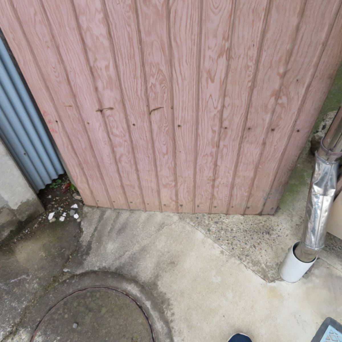 大泉トーヨー住器の木の門戸をアルミに交換の施工前の写真1