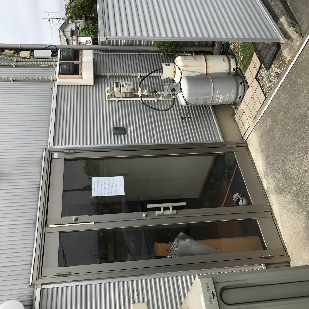 大泉トーヨー住器の店舗裏口にテラスの施工前の写真1