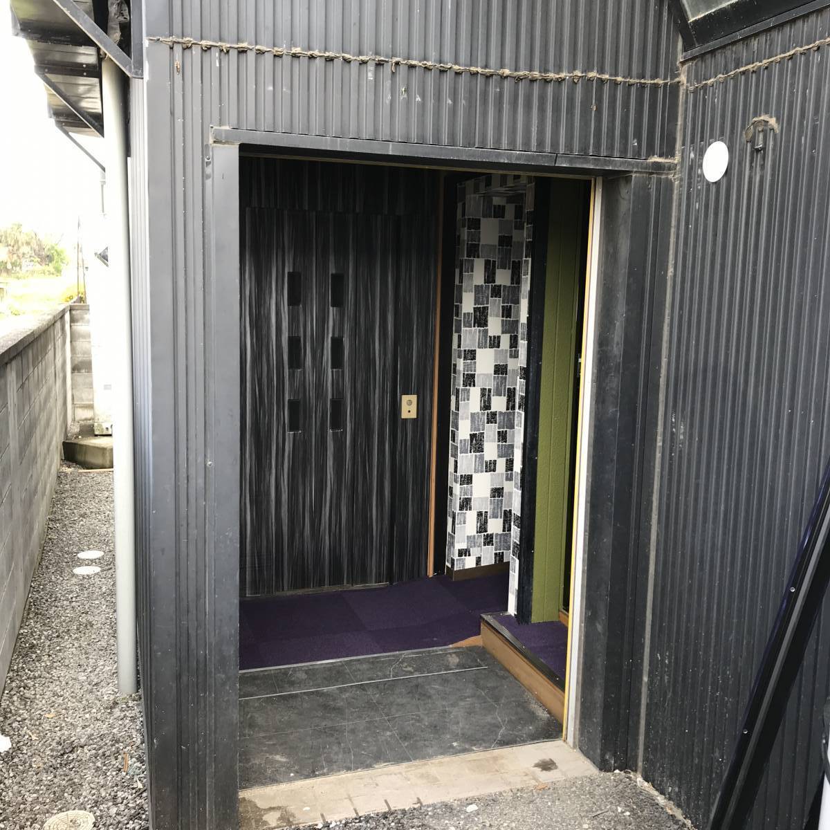 大泉トーヨー住器のシャッター開口に玄関ドアの施工前の写真1