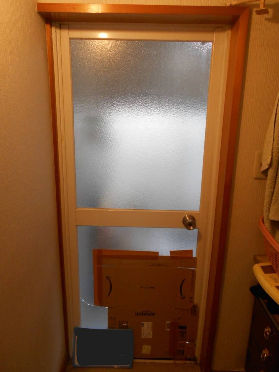 大泉トーヨー住器の浴室ドア交換工事の施工前の写真1
