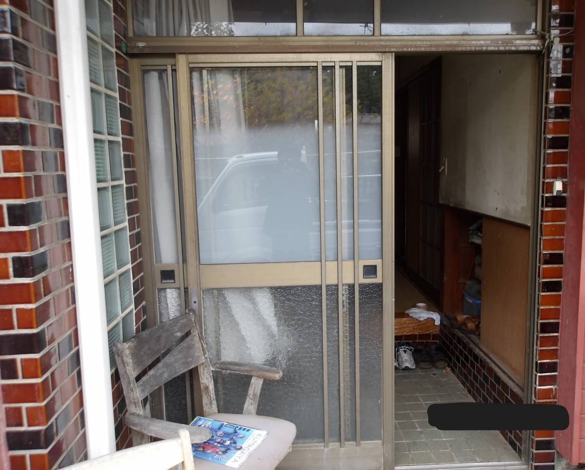 大泉トーヨー住器の玄関引戸　ぼかしガラス修理の施工後の写真1