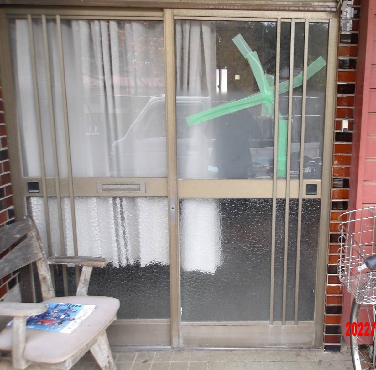 大泉トーヨー住器の玄関引戸　ぼかしガラス修理の施工前の写真1
