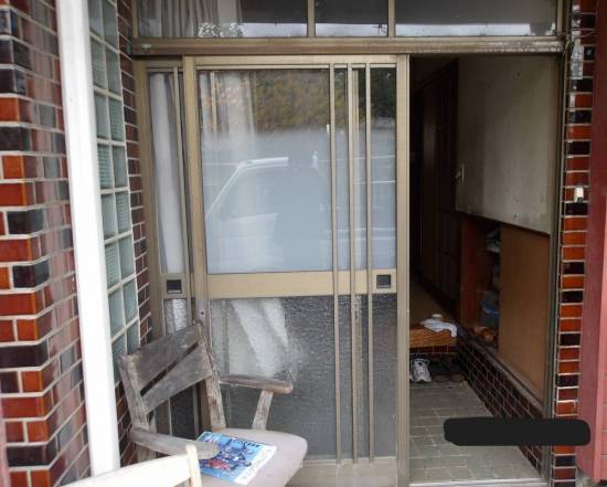 大泉トーヨー住器の玄関引戸　ぼかしガラス修理施工事例写真1