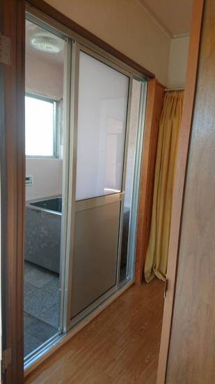 大泉トーヨー住器の浴室引戸入れ替え施工事例写真1