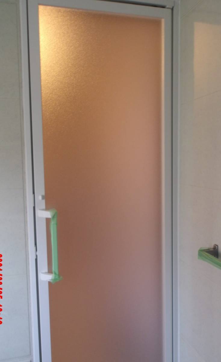 大泉トーヨー住器のアパート浴室ドア交換工事の施工後の写真1