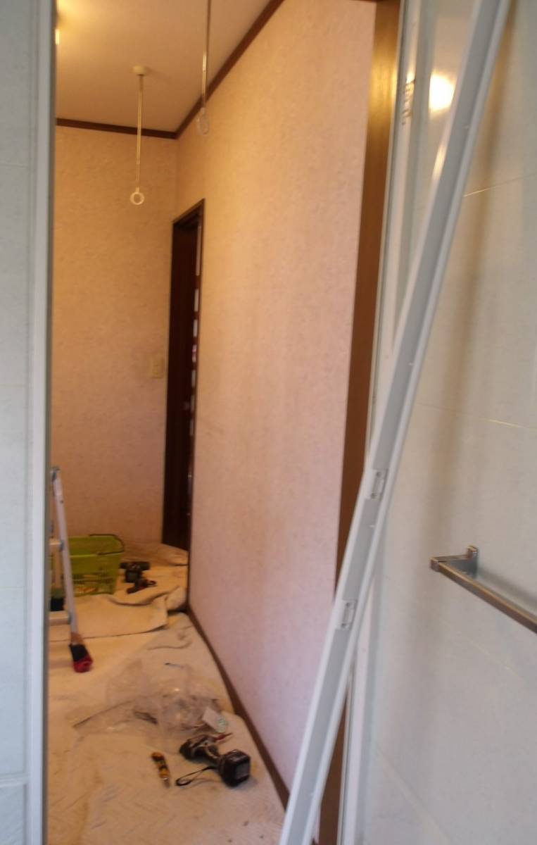 大泉トーヨー住器のアパート浴室ドア交換工事の施工前の写真1