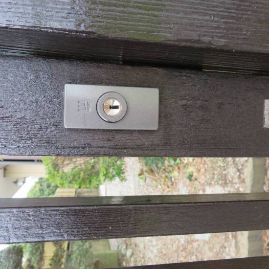 大泉トーヨー住器の木製門扉にカギ施工事例写真1