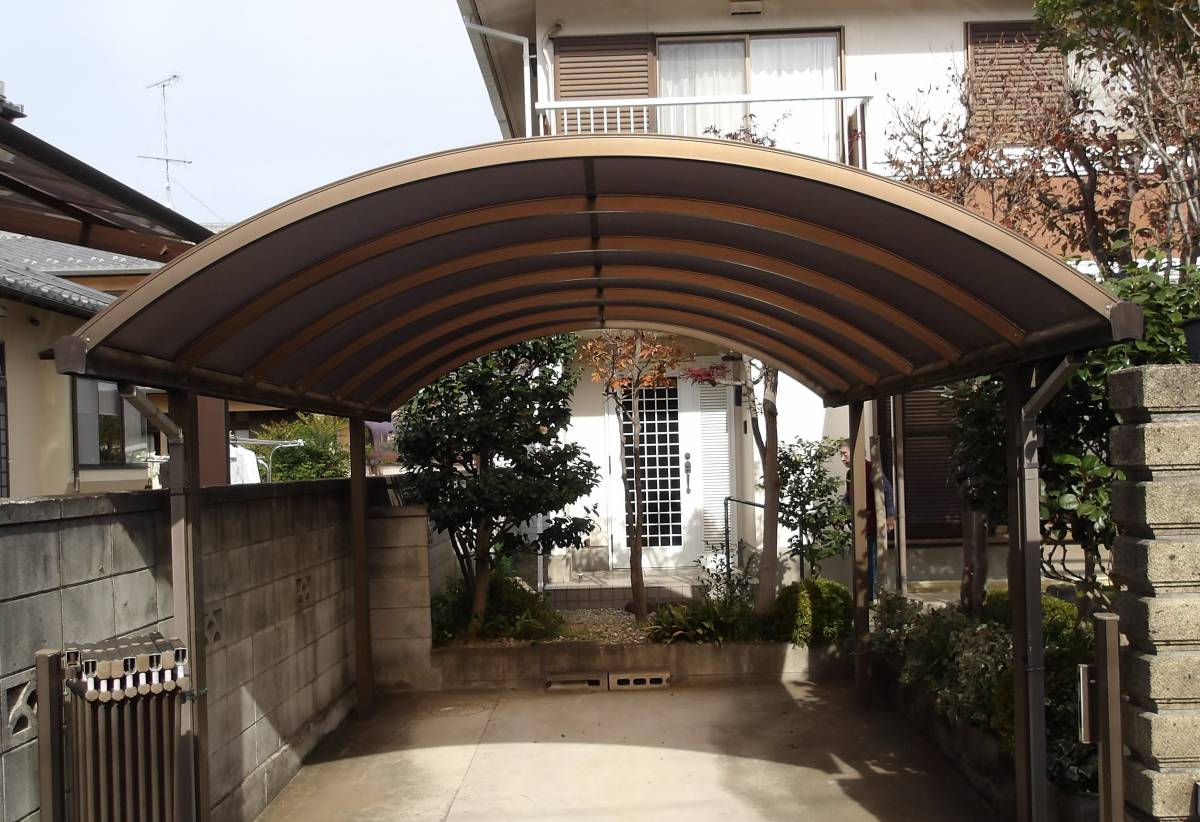 大泉トーヨー住器のカーポート屋根材を　遮熱性の高いものに　　【千代田町】の施工後の写真1