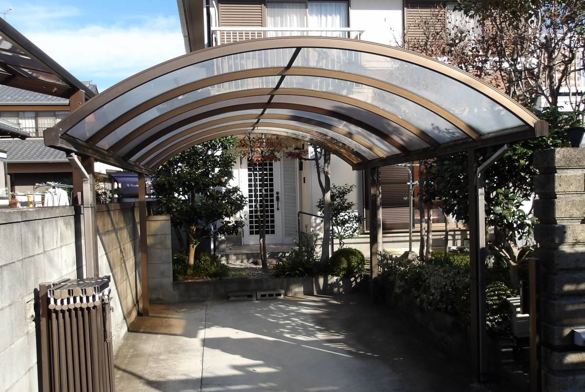 大泉トーヨー住器のカーポート屋根材を　遮熱性の高いものに　　【千代田町】の施工前の写真1