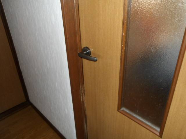 大泉トーヨー住器の室内ドアのハンドル交換　【大泉町】の施工後の写真1