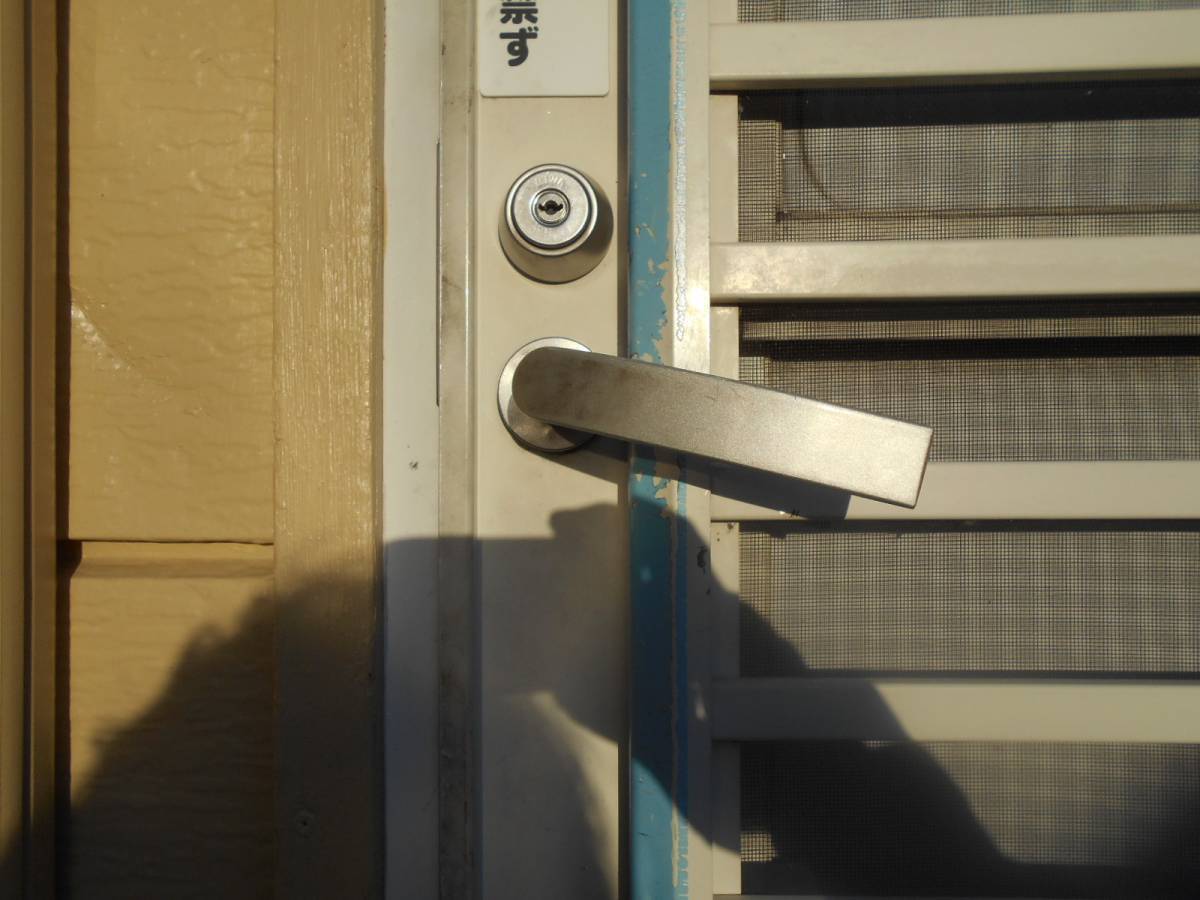 大泉トーヨー住器の勝手口ドア　ハンドル交換の施工前の写真1