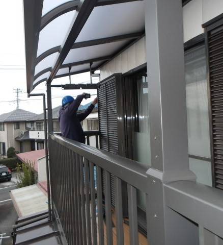 大泉トーヨー住器の雹被害のベランダテラス屋根根材交換の施工後の写真1