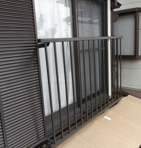 大泉トーヨー住器の２階窓に手すり設置　【千代田町】の施工後の写真1