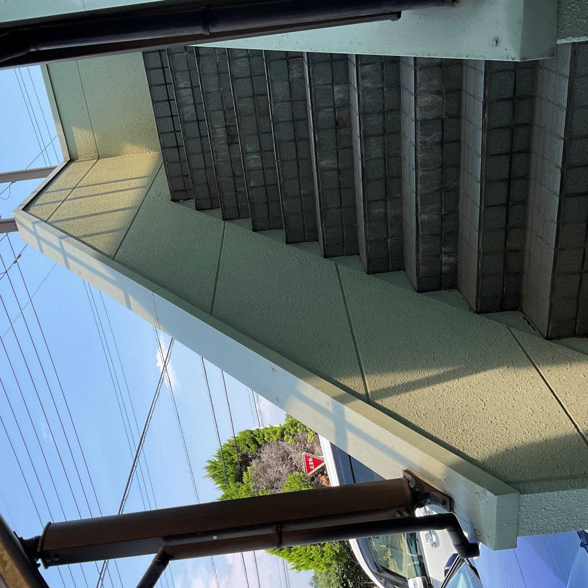 大泉トーヨー住器の外階段に手すり設置の施工前の写真1