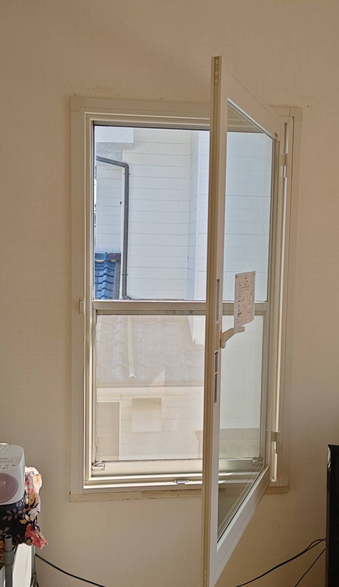 大泉トーヨー住器のインプラス　開き窓　　の施工後の写真1
