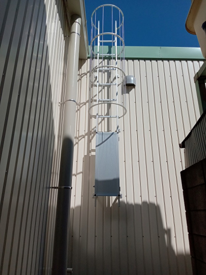 大泉トーヨー住器の屋上タラップ設置工事施工事例写真1