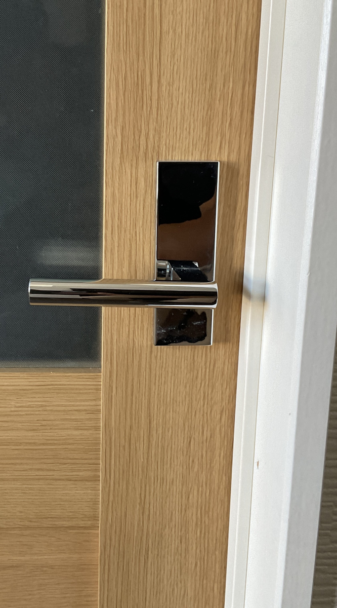 大泉トーヨー住器の室内ドアのハンドルを鍵付きに交換　【大泉町】の施工前の写真1