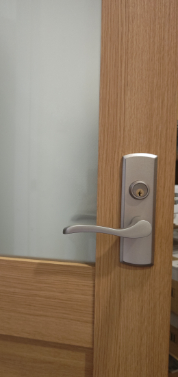 大泉トーヨー住器の室内ドアのハンドルを鍵付きに交換　【大泉町】施工事例写真1