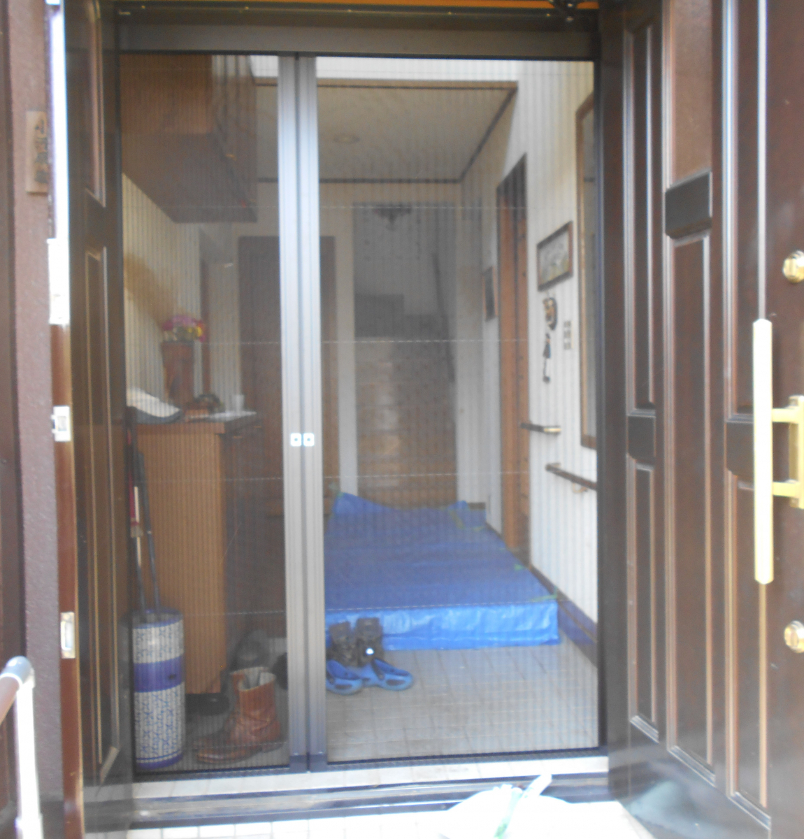 大泉トーヨー住器の玄関ドアに網戸取り付け【大泉町】の施工後の写真1