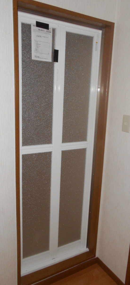 大泉トーヨー住器のアパート　浴室ドアを折戸に交換工事　【千代田町】の施工後の写真1