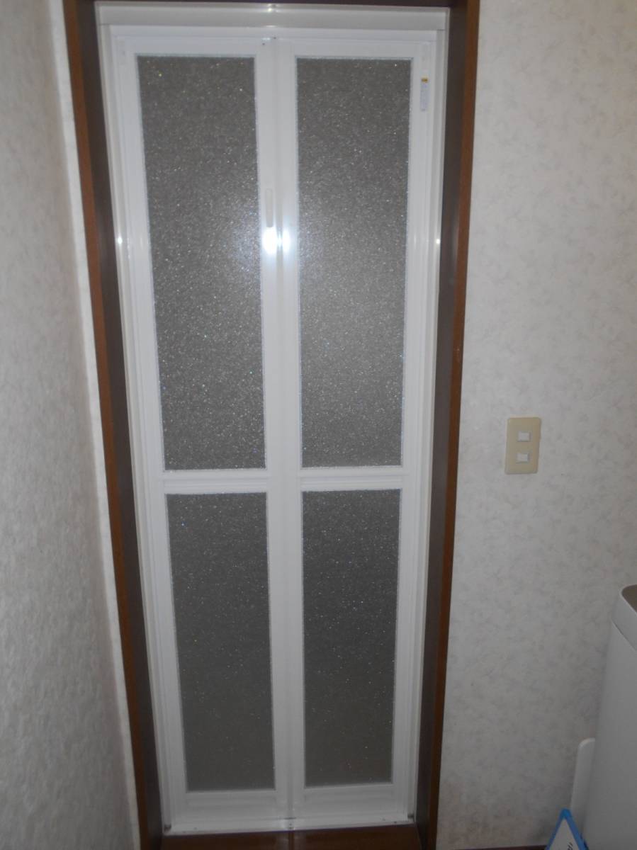 大泉トーヨー住器の浴室ドア交換工事の施工後の写真1