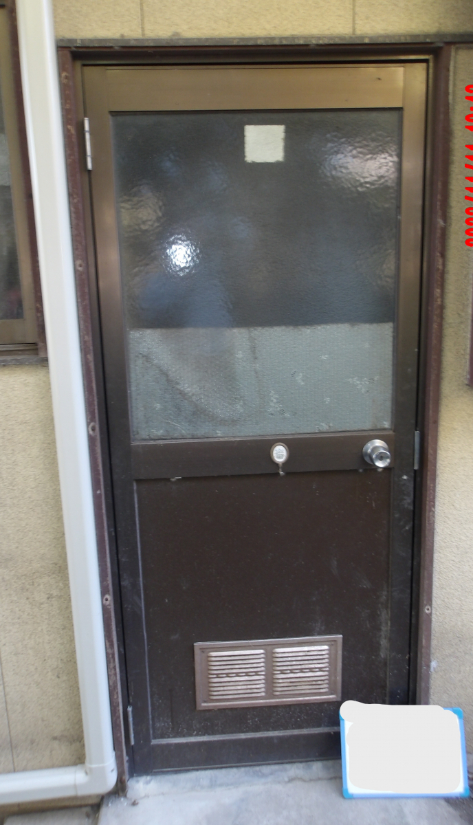 大泉トーヨー住器の勝手口ドアを採風タイプに交換【明和町】の施工前の写真1