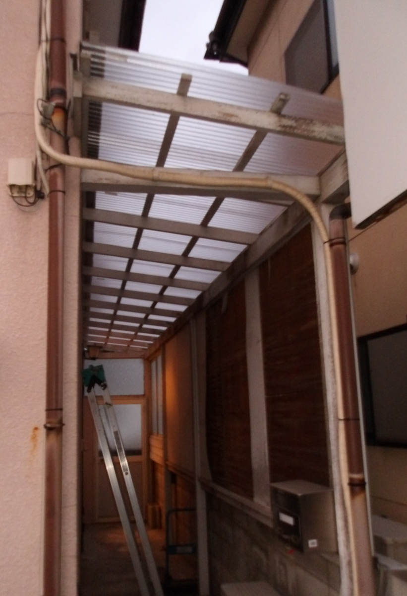 大泉トーヨー住器の【太田市】木製テラス波板交換の施工後の写真1