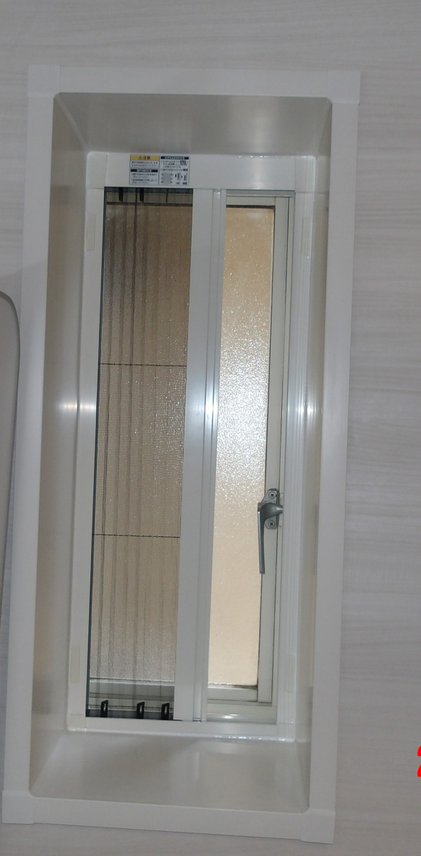 大泉トーヨー住器の【大泉町】浴室窓にロール網戸取り付けの施工後の写真1