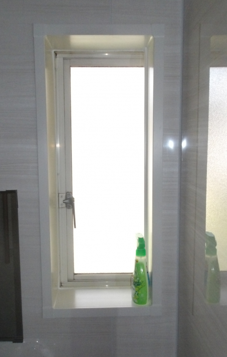 大泉トーヨー住器の【大泉町】浴室窓にロール網戸取り付けの施工前の写真1