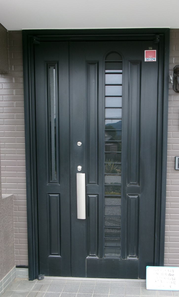 大泉トーヨー住器の【大泉町】玄関ドア交換工事の施工前の写真1